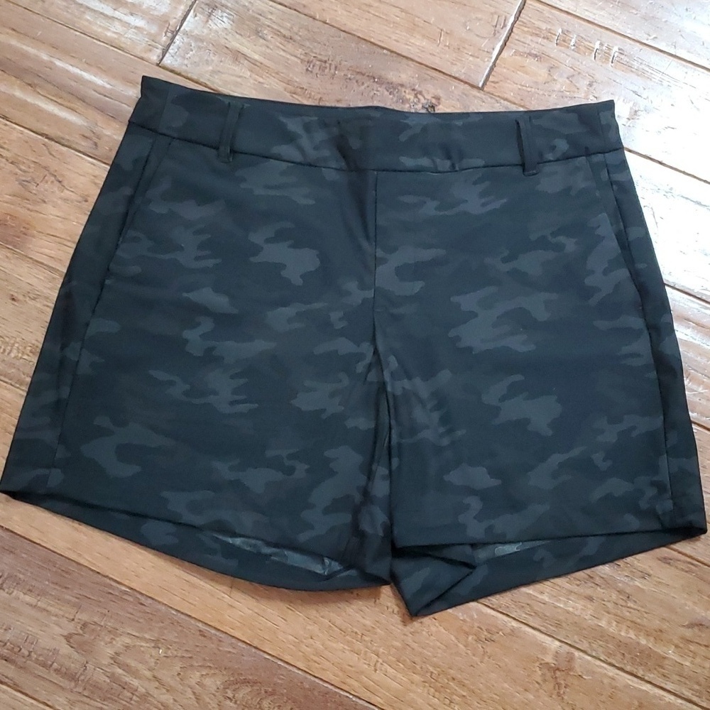 Spanx camo gray 6" pull on shorts